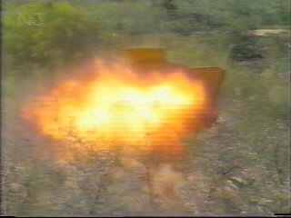 Explosion vor KMMCS während der Minenräumung von vorn gesehen